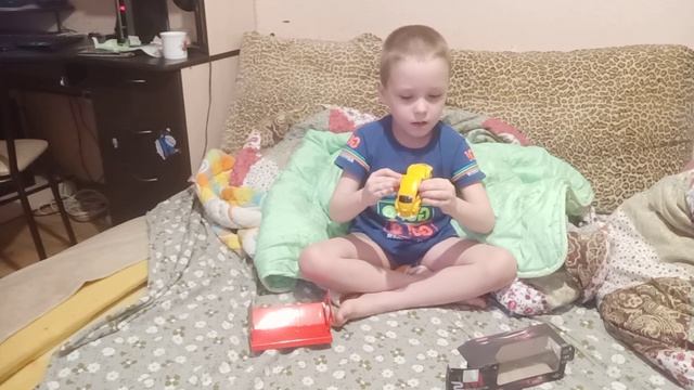 Распаковка игрушечной модели Фольксваген Жук