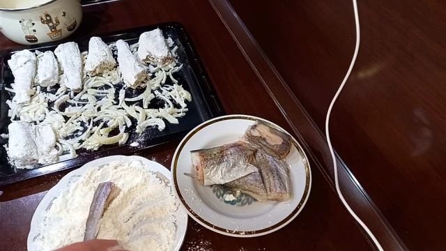 пока его готовила, вся семья кружилась вокруг меня. минтай запеченный в духовке.