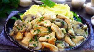 К любому гарниру. КУРИЦА С ГРИБАМИ, ПО-СТРОГАНОВСКИ