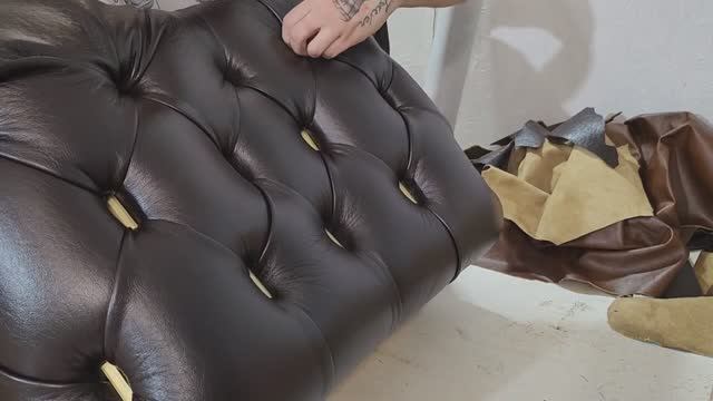 Каретная стяжка с запонками. Банкетка в премиум экокоже.A banquette in a carriage tie with cufflinks смотреть онлайн