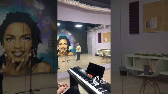 Как проходят занятия вокалом
Яна Васильева, преподаватель вокала в студии «Точка пения»