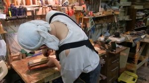 Фрезерование головы грифа по шаблону.