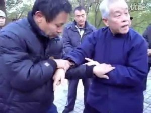 Мастер Ли Чугун, демонстрирует применение Хунчуань