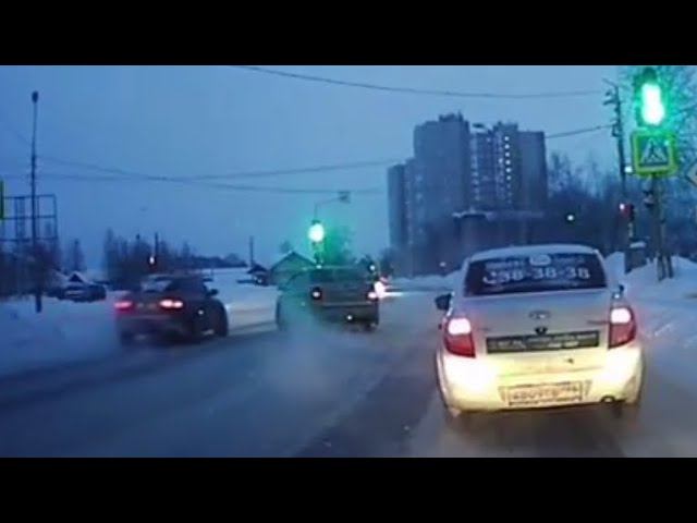 ДТП на Черном Мысу в Сургуте. Запись с регистратора смотреть онлайн