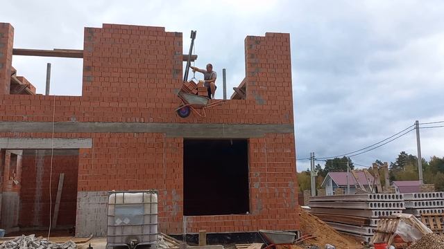 Самоделный кран самый лучший помошник на стройке.