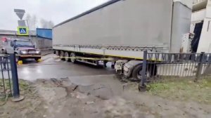 Фура застряла в центре Питера: как освободили перекресток