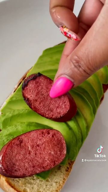 Avocado Toast w/ Turkey Kielbasa & Pico de gallo ✨  #AyannaCanCook #breakfast #recipe #cooking