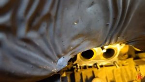 Умелые руки сделали пробку.