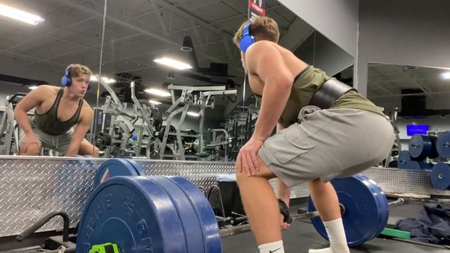 315 lb 1 arm deadlift by 15 yr old!!