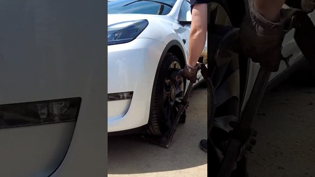 СТАВИМ ТЕСЛУ НА КРЫШУ ДОМА / СТРОЙХЛАМ / TESLA #shorts