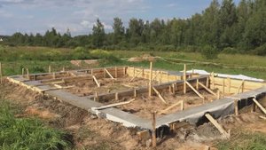 Свайно-ленточный фундамент на участке с перепадом. Ростверк