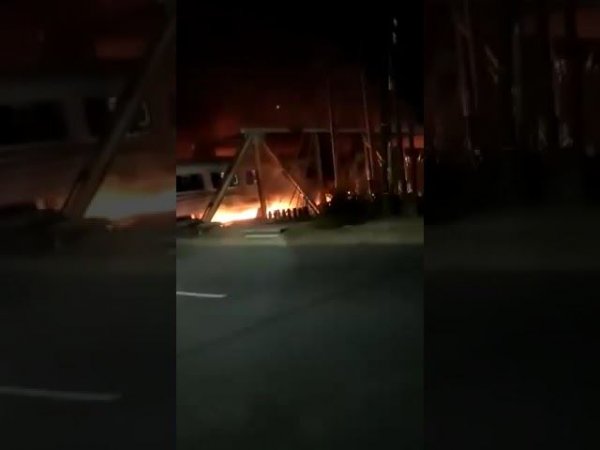 Поезд таранит грузовик на полном ходу и взрывается