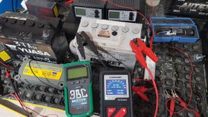 ЗАРЯД  АККУМУЛЯТОРА  ROCKET 45 Ah, на БЕРЕЖКЕ.  Одна  банка  кипит от  вилки. Десульфатация.