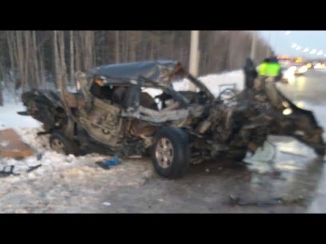 Дорожный замес под Пойковским. Столкнулись пикап и три грузовика смотреть онлайн