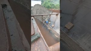 Строительство, разгрузка баржи