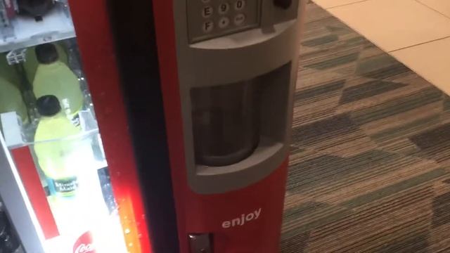 Buying a Minute Maid lemonade out of the vending machine смотреть онлайн