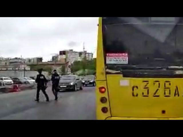 Лихач чуть не сбил инспекторов ДПС на зебре. смотреть онлайн