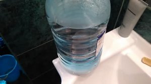 Простой рукомойник из бутылки