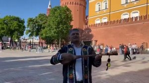 Бахтиёр бахши Москва шахри Кремль майдонида илхом олиб бир терма куйлаб юбордиее.