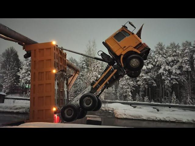 В Сургуте самосвал протаранил тепломагистраль смотреть онлайн