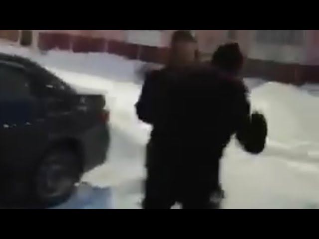 Два соседа не поделили парковку. Один из них достал нож смотреть онлайн