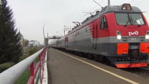 ЭП1М-813 с поездом отправляется со станции Агрыз