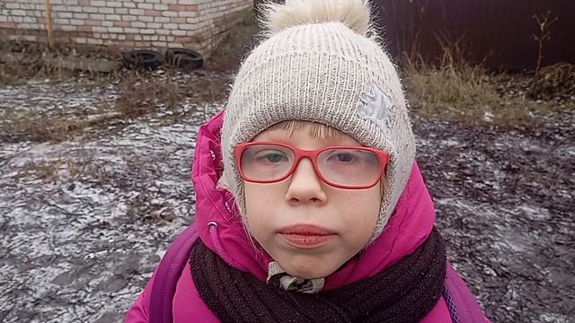 Из жизни особенного ребёнка... Доня показывает задумчивую девочку...🙂
