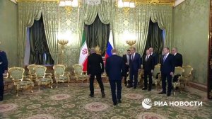 Путин и президент Ирана Пезешкиан начали переговоры в Кремле.   Российский лидер отметил, что эт...