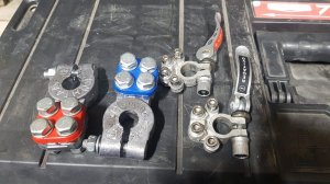 Клеммы  аккумулятора. Лучшие, худшие. Так думаю, но это не точно...))