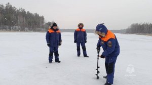 Сотрудники МЧС России проверяют толщину льда в местах крещенских купаний в Зауралье