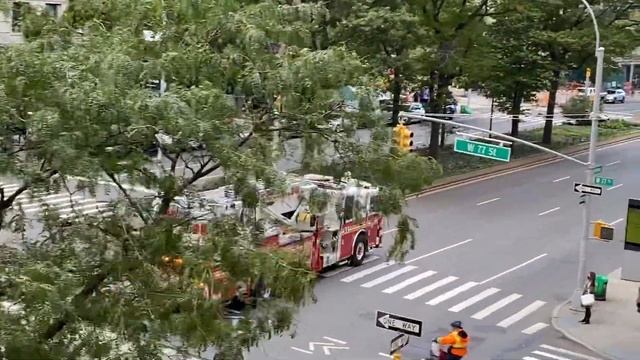BRAND NEW FDNY TOWER LADDER 35, USING A LITTLE “Q” SIREN, WHILE RESPONDING ON BROADWAY IN MANHATTAN