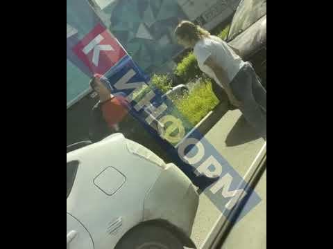 Женщина с битой газанула на автолюбителя в Сургуте смотреть онлайн