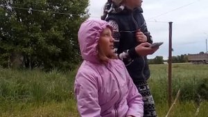 Бабушка пердушка и прохожая девушка.