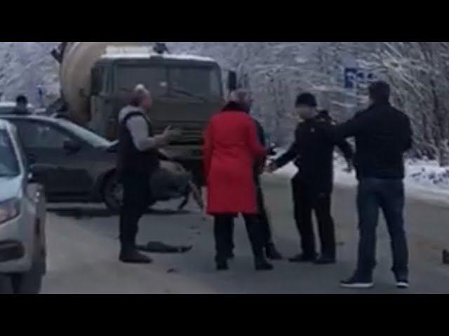 Участники ДТП подрались в Сургуте смотреть онлайн