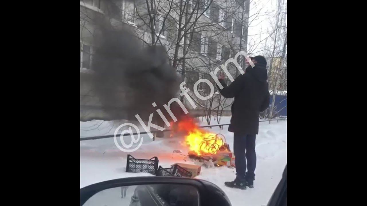 Странный ритуальный обряд во дворе дома в Сургуте смотреть онлайн