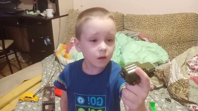 Распаковка игрушечной модели УАЗ Хантер