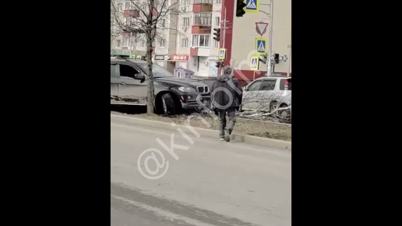 Водитель BMW влетел в березу и повредил деревом встречный автомобиль смотреть онлайн