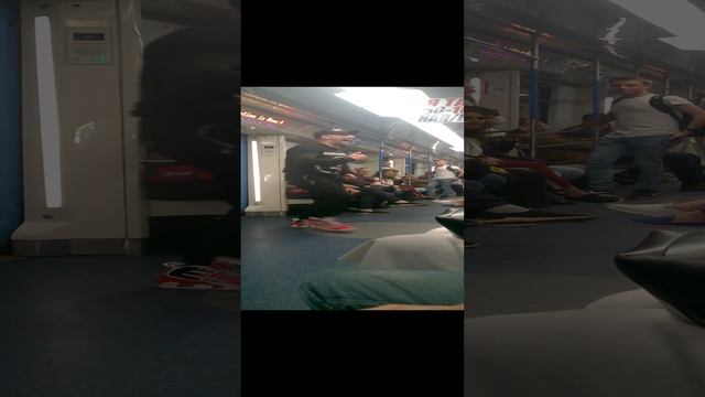 Парень классно танцует в метро