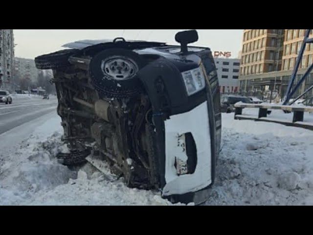 В Сургуте опрокинулся микроавтобус смотреть онлайн