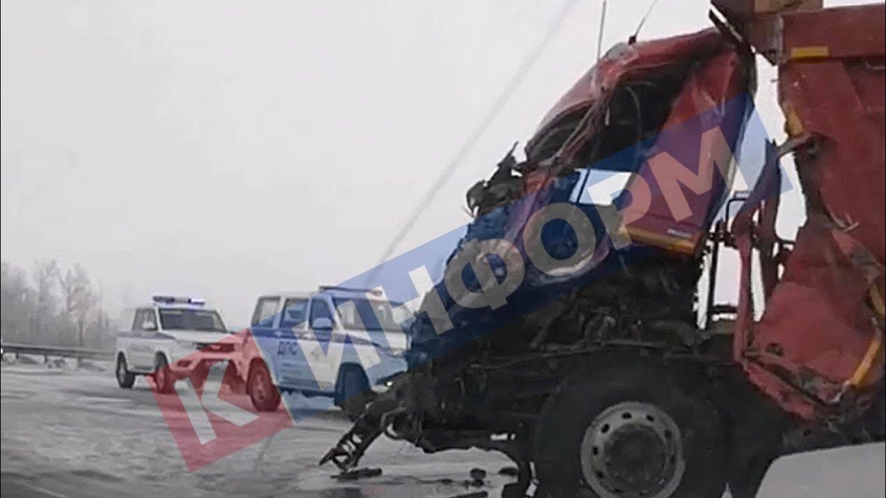 Столкновение двух грузовиков. Вылетевшая колесная полуось влетел в легковушку смотреть онлайн