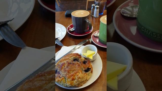 Кофе и миндальный круассан выходного дня смотреть онлайн