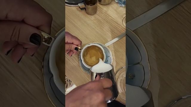 Лучший кофе в столице. Каппучино с шапочкой в фарфоре кофе москва лето актриса