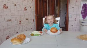 Маленький поваренок готовит для папы вкусный и сочный чизбургер 👩🍳🍔