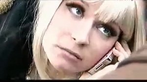 Тупая блондинка.