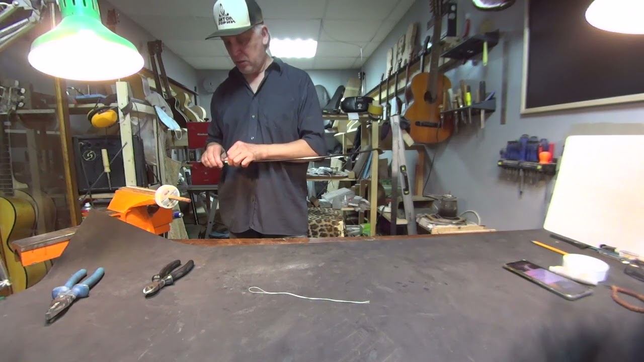 Навивка (намотка) канители из металлической проволоки и кожица на трости смычка для скрипки. смотреть онлайн