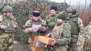 Боец читает письмо от школьников из Майкопа