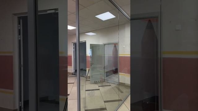 В гимназии активно функционирует центр детских инициатив, в установленной нами переговорной комнате.