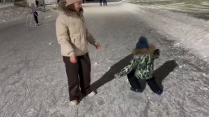 Илья в первый раз на коньках! 03.01.25