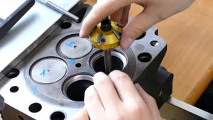 Ремонт седел четырехклапанной грузовой ГБЦ выполнен инструментом NEWAY (США).