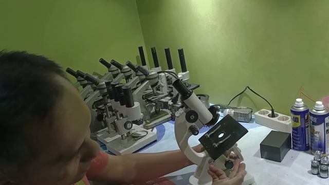 Cara stel/kencangkan dan dapatkan objek pada penjepit manual mikroskop monokuler смотреть онлайн